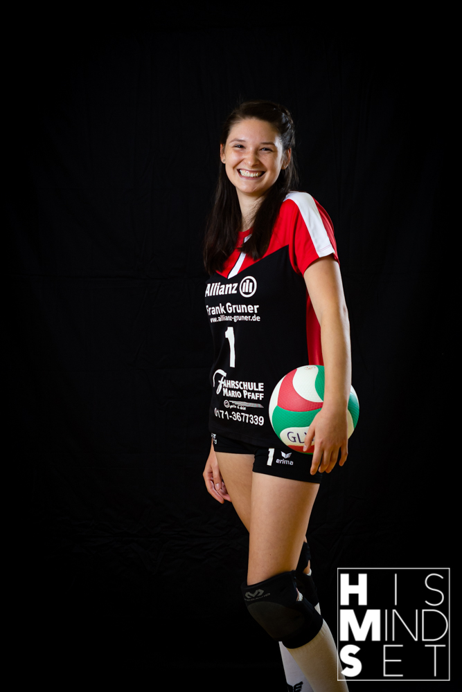 Lächelnde Volleyballerin mit Ball