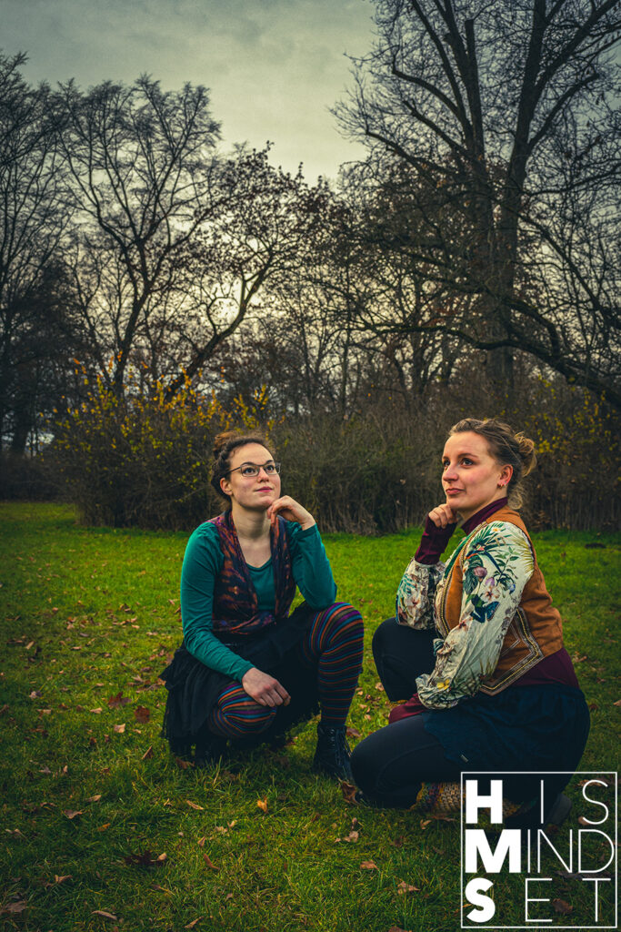 Zwei Frauen in Denkpose im Park